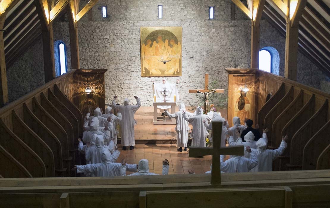 Frères dans l'église de Currière